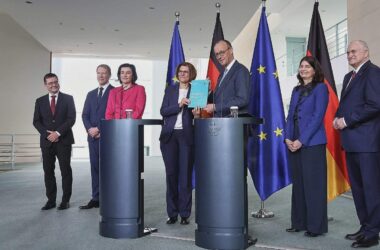 EFI-Gutachten: Expertenkommission übergibt Empfehlungen an Kanzler