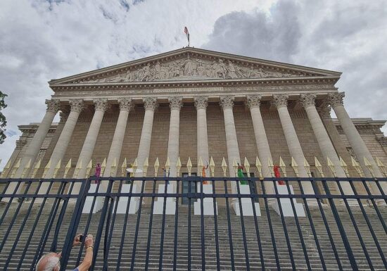 Haushalt verabschiedet: Lecornu-Regierung trotzt Misstrauensvoten