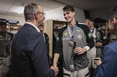 Merz gratuliert deutschen Handballern in der Kabine