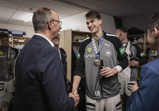 Merz gratuliert deutschen Handballern in der Kabine