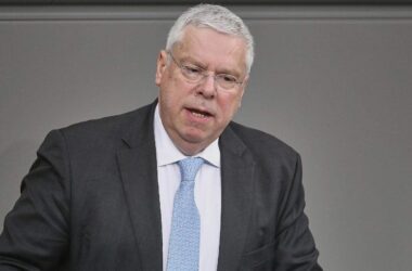 Hardt: Russland nutzt Ukraine-Verhandlungen für Zeitgewinn