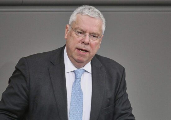 Hardt: Russland nutzt Ukraine-Verhandlungen für Zeitgewinn