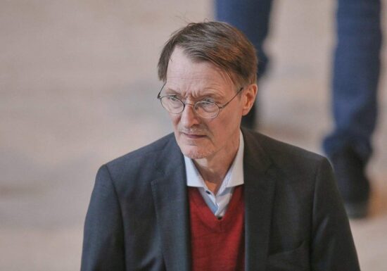 Lauterbach lehnt Privatisierung von Zahnarztkosten ab