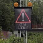 Autofahrer standen länger - trotz weniger Staus