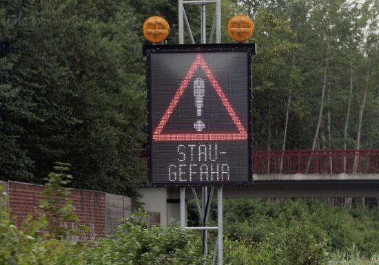 Autofahrer standen länger - trotz weniger Staus