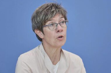 AKK hält Verhältnis zu Merz nach Kampfkandidatur für "gut"