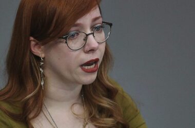Linken-Abgeordnete bricht bei Rede über Missbrauch in Tränen aus