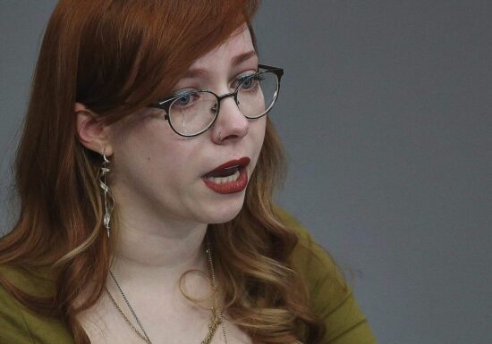 Linken-Abgeordnete bricht bei Rede über Missbrauch in Tränen aus