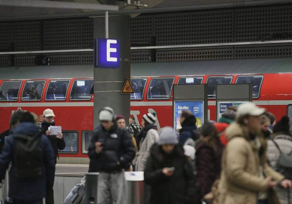 Polizeigewerkschaft für Deutschlandticket mit Passfoto
