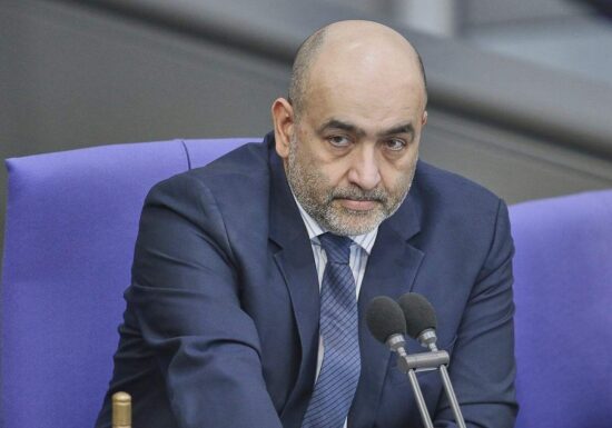 Nouripour will mehr "Beinfreiheit" für Grünen-Spitze