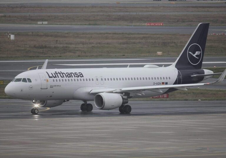 Flugbegleiter stimmen für Arbeitskampf bei Lufthansa und Cityline