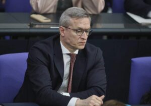 Digitalminister für vorübergehende Social-Media-Altersgrenze