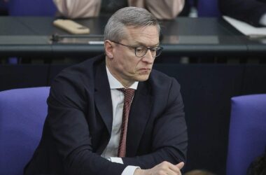 Digitalminister für vorübergehende Social-Media-Altersgrenze