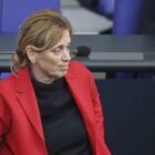 Prien baut Programm "Demokratie leben" grundlegend um