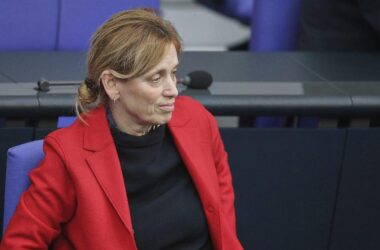 Prien baut Programm "Demokratie leben" grundlegend um