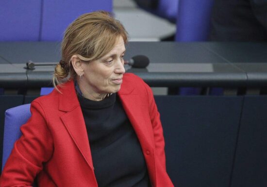 Prien baut Programm "Demokratie leben" grundlegend um