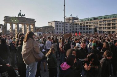 Tausende demonstrieren in Berlin gegen digitale Gewalt