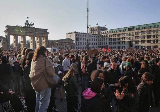 Tausende demonstrieren in Berlin gegen digitale Gewalt