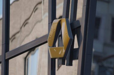 Bericht: Commerzbank priorisiert Angestellte bei Übernahmeprüfung