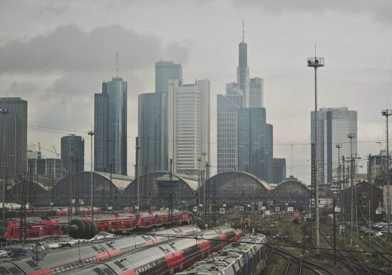 Bayaz mahnt bessere Behörden-Kooperation bei Finanzkriminalität an