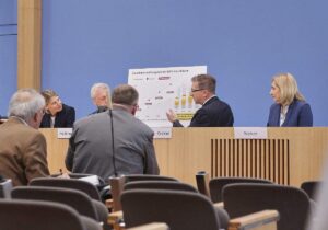 Lang und Gysi kritisieren geplante Gesundheitsreformen