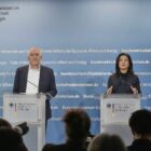 Reiche will mit Fünf-Punkte-Plan Industrie unter die Arme greifen