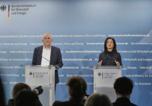 Reiche will mit Fünf-Punkte-Plan Industrie unter die Arme greifen