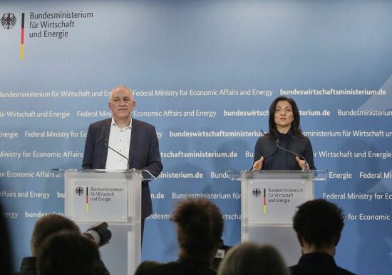 Reiche will mit Fünf-Punkte-Plan Industrie unter die Arme greifen