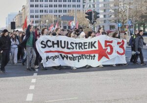 Schüler demonstrieren bundesweit gegen Wehrdienstpläne