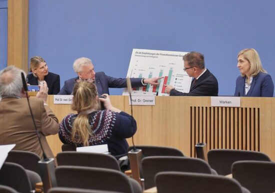 Kommission empfiehlt 66 Maßnahmen für stabile Krankenkassenbeiträge