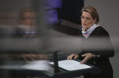 Justizministerin verspricht Terroropfern Beistand