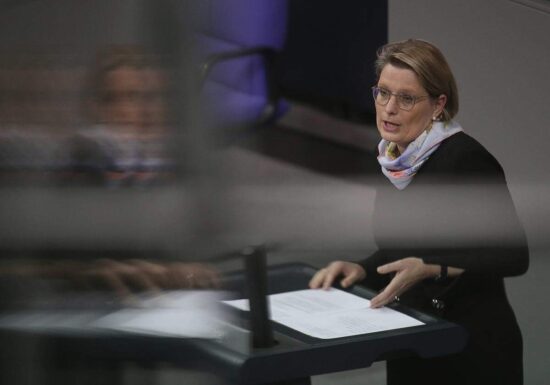 Justizministerin verspricht Terroropfern Beistand