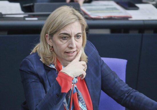 Warken fordert in Debatte um Deepfakes schnelle Maßnahmen