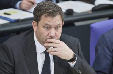 Finanzminister Klingbeil lässt Erhöhung der Mehrwertsteuer offen