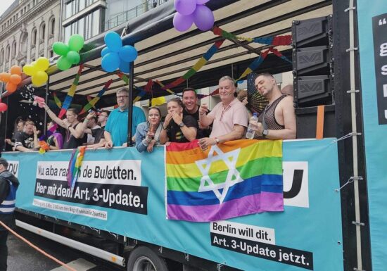 Queerbeauftragte will Kanzler Merz auf CSD-Wagen einladen