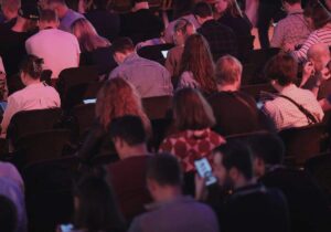 Social Media: Hubig fordert zeitnah mehr Schutz für junge Menschen