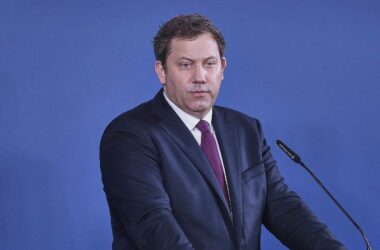 Klingbeil lässt "Übergewinnsteuer" für Mineralölkonzerne prüfen