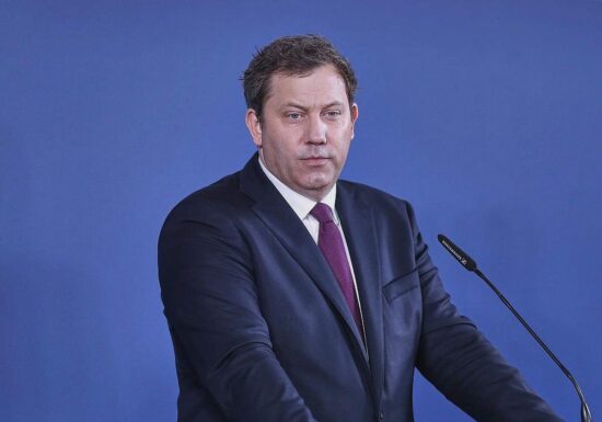 Klingbeil lässt "Übergewinnsteuer" für Mineralölkonzerne prüfen