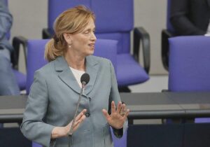 Prien plant umfassende Reform der Kinder- und Jugendhilfe