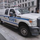 Flugzeug kollidiert auf New Yorker Flughafen mit Feuerwehrfahrzeug