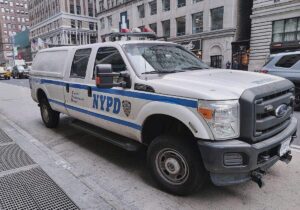 Flugzeug kollidiert auf New Yorker Flughafen mit Feuerwehrfahrzeug