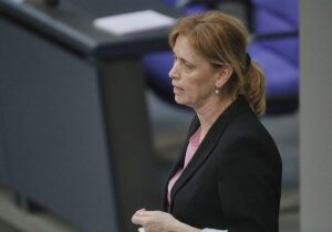 Prien verteidigt Umbau von "Demokratie leben"-Programm