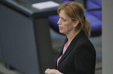 Prien verteidigt Umbau von "Demokratie leben"-Programm