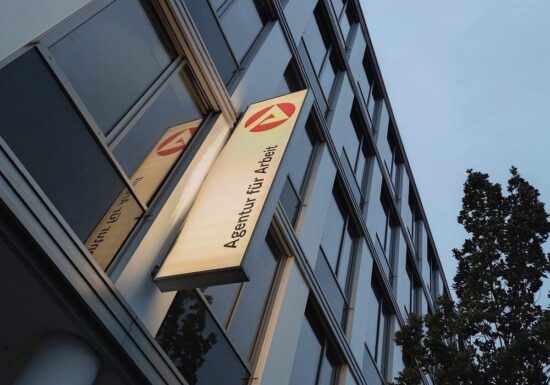 Arbeitslosenzahl bleibt über Drei-Millionen-Marke