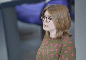 Grüne kritisieren Prien für "Demokratie leben"-Reform scharf