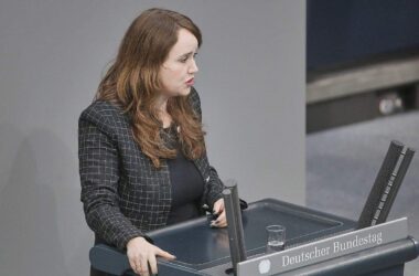 Lang fordert Merz zu Stellungnahme im Fall Fernandes auf