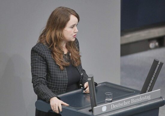 Lang fordert Merz zu Stellungnahme im Fall Fernandes auf