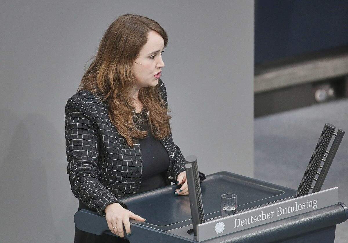 Lang fordert Merz zu Stellungnahme im Fall Fernandes auf - Hubu.de - News & FreeMail
