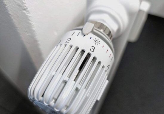 Caritas will Pflicht für klimaschonende Heizungen in Mietwohnungen