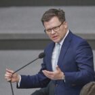 Umweltminister drängt auf Unabhängigkeit von fossilen Energien